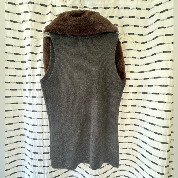 Sweater vest with faux fur collar - Picture 3 of 3